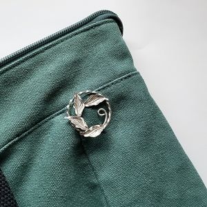 4 leaf circle brooch